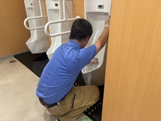 トイレ清掃作業