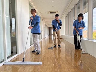 フロア清掃作業